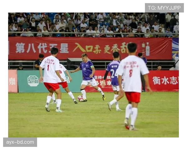 红点大战中的足球场上,球员们的表现持续备受关注与热议。 红点大战中的足球场上,球员们的表现持续备受关注与热议。