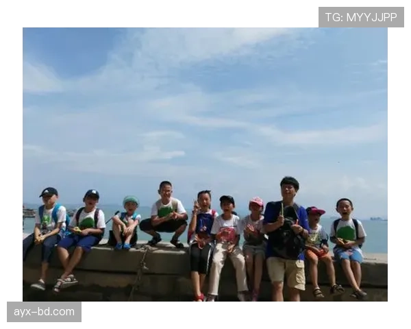 杨千霖居然穿运动鞋逛街？这生活俩样还真没想到！