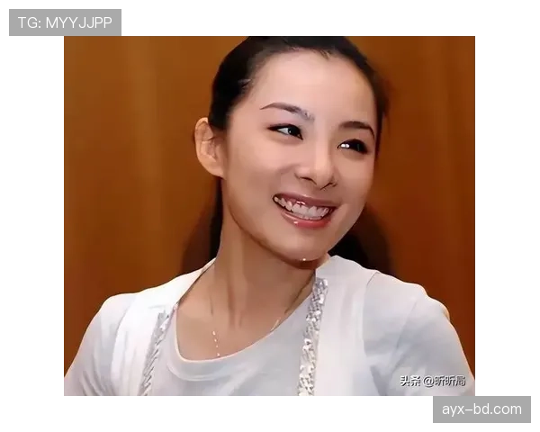 刚刷到刘璇家早晨照，窗台那束花把我工资秒成零