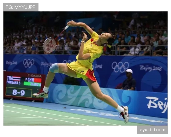 陈雨菲训练完啃鸡腿的样子，真的很难和赛场上那个冷静杀手联系起来